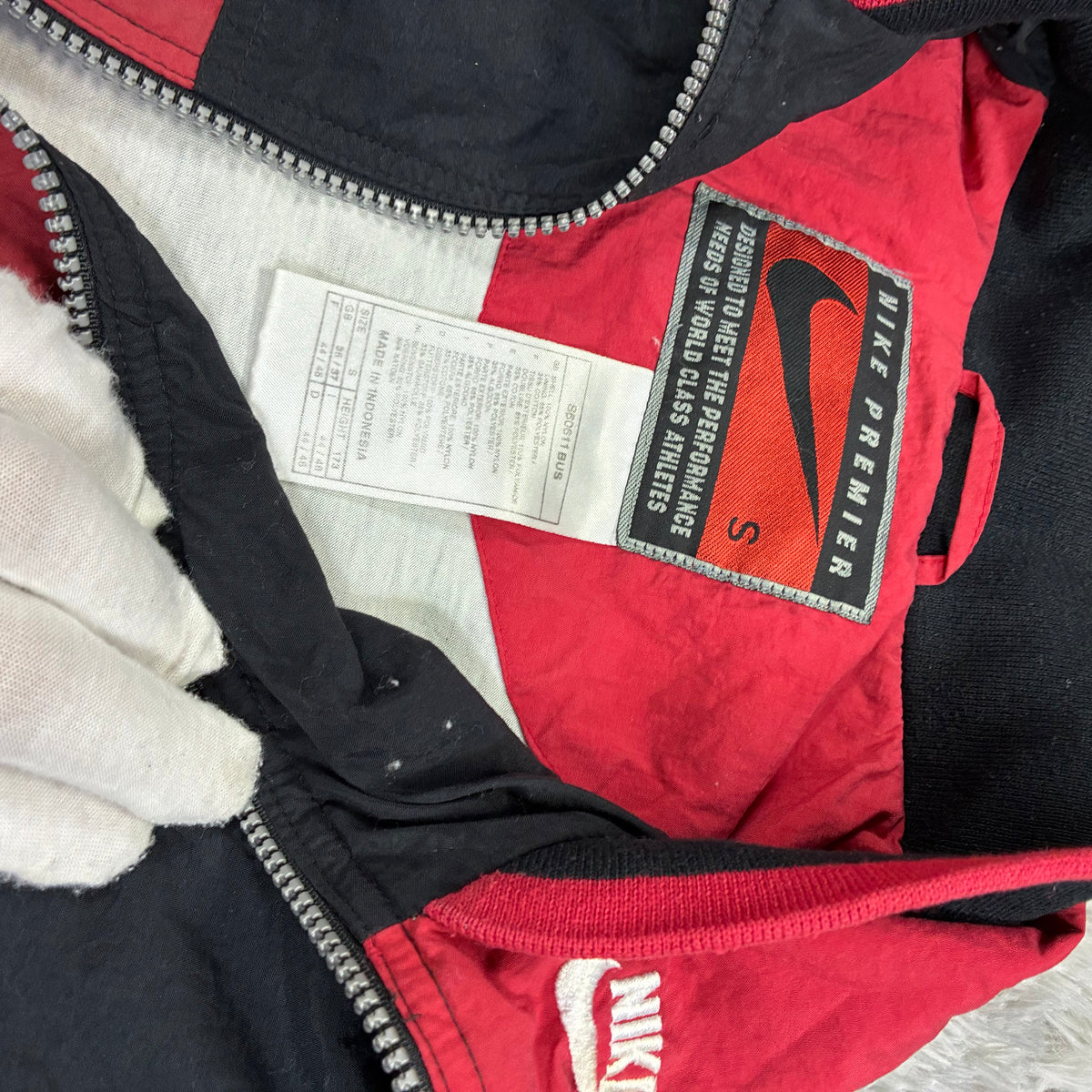 Nike 90s big logo jacket sleeve detail
