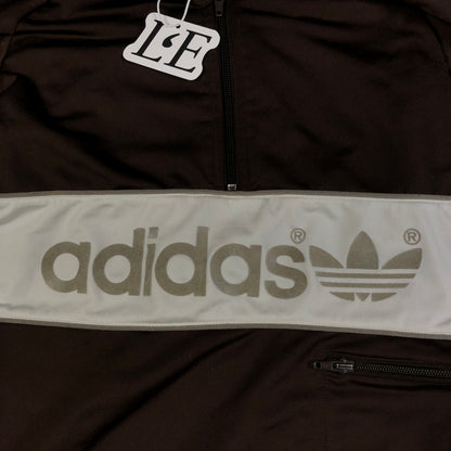Adidas 2005 trefoil logo detail